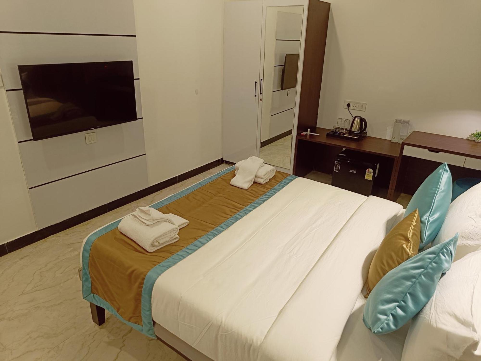 Bay Breeze Suites Chennai Exterior photo